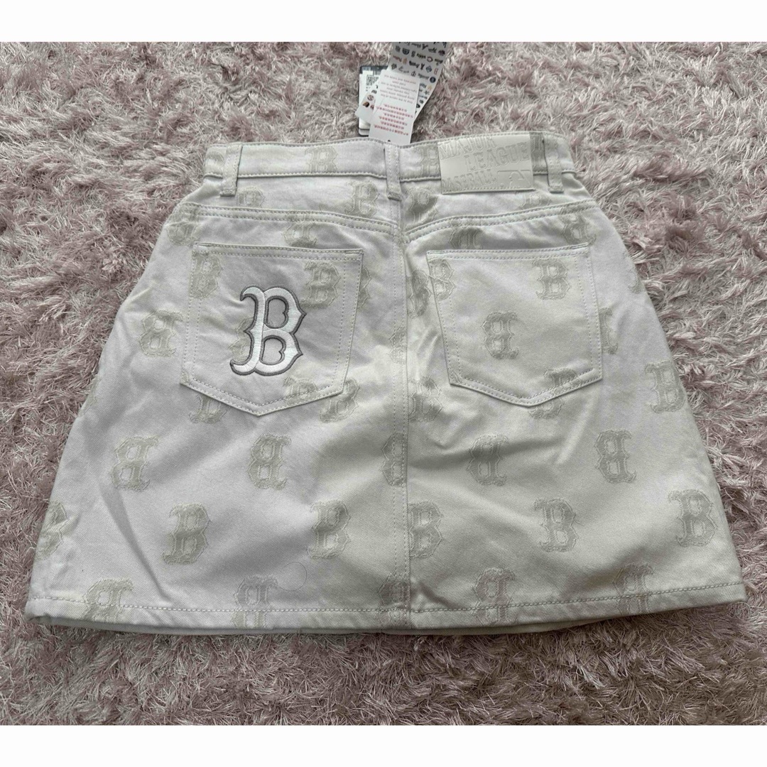 MLB(メジャーリーグベースボール)のMLB korea クラシック モノグラム デニムスカート　ホワイト　ボストン レディースのスカート(ミニスカート)の商品写真