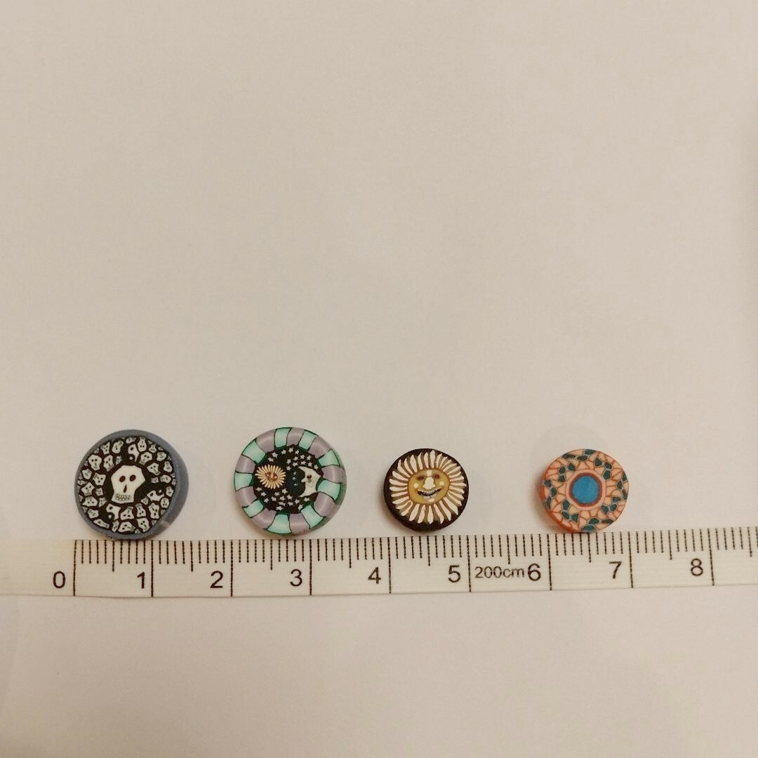 ハンドメイド　パーツ　ボタン　ドクロ　太陽　月　ムーン　カラフル ハンドメイドの素材/材料(各種パーツ)の商品写真