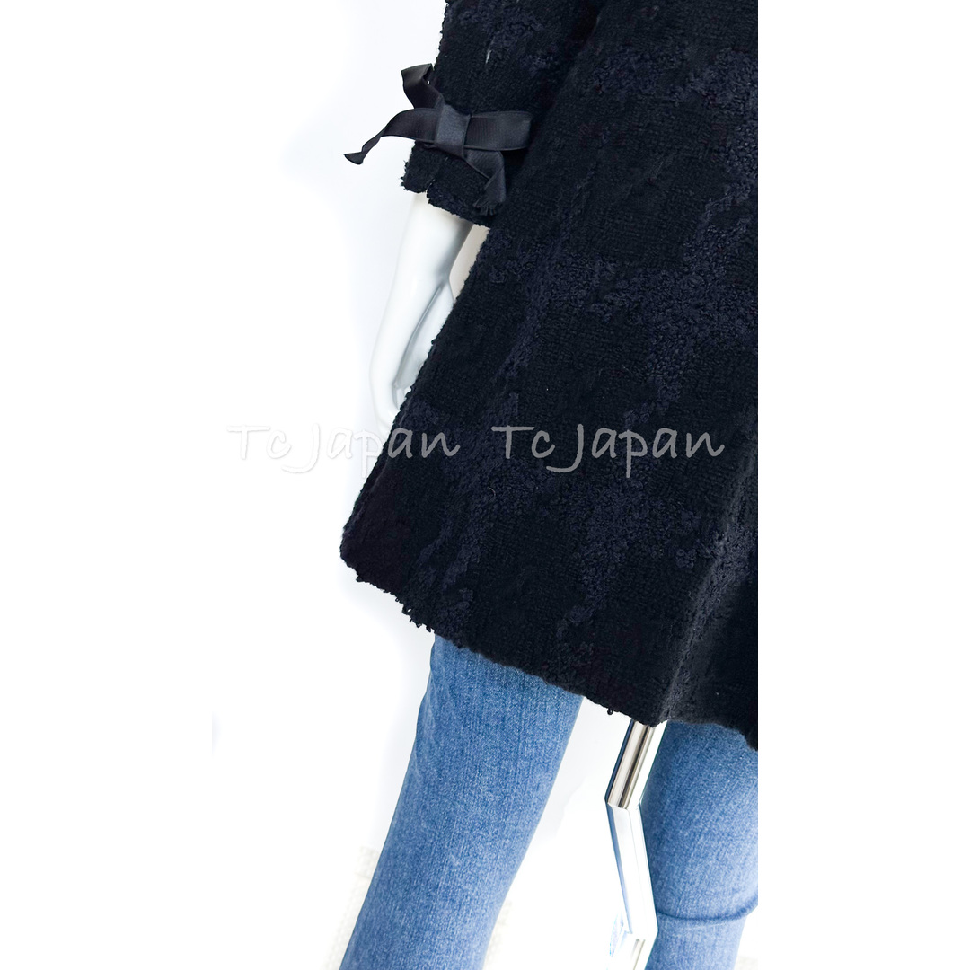 CHANEL(シャネル)のシャネル コート CHANEL ブラック 黒 ウール シルク 袖リボン装飾 ツイード ジャケット ランウェイ登場作品 美品 38 レディースのジャケット/アウター(チェスターコート)の商品写真