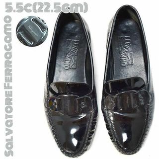 サルヴァトーレフェラガモ(Salvatore Ferragamo)のフェラガモ■ヴァラモチーフ　エナメルローファーシューズ　フラットシューズ22.5(ローファー/革靴)