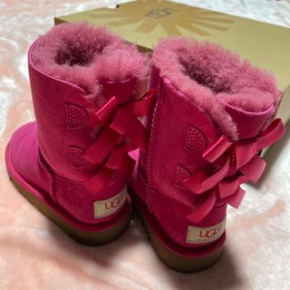 アグ(UGG)の美品  UGG ベイリーボウ ピンク 16 (ブーツ)