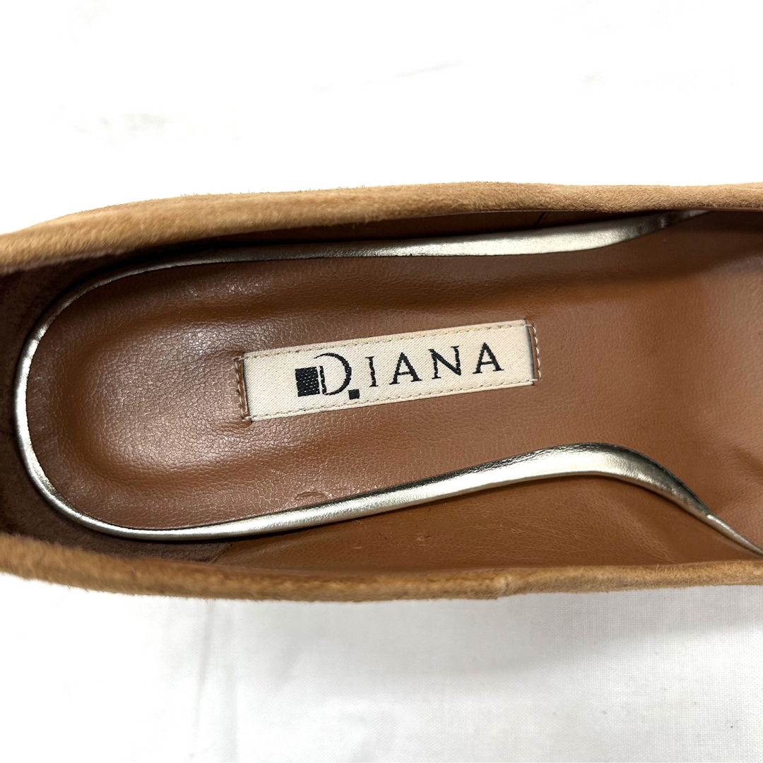 DIANA(ダイアナ)の【未使用級】ダイアナ　スウェードパンプス　ポインテッドトゥ　チャンキーヒール レディースの靴/シューズ(ハイヒール/パンプス)の商品写真