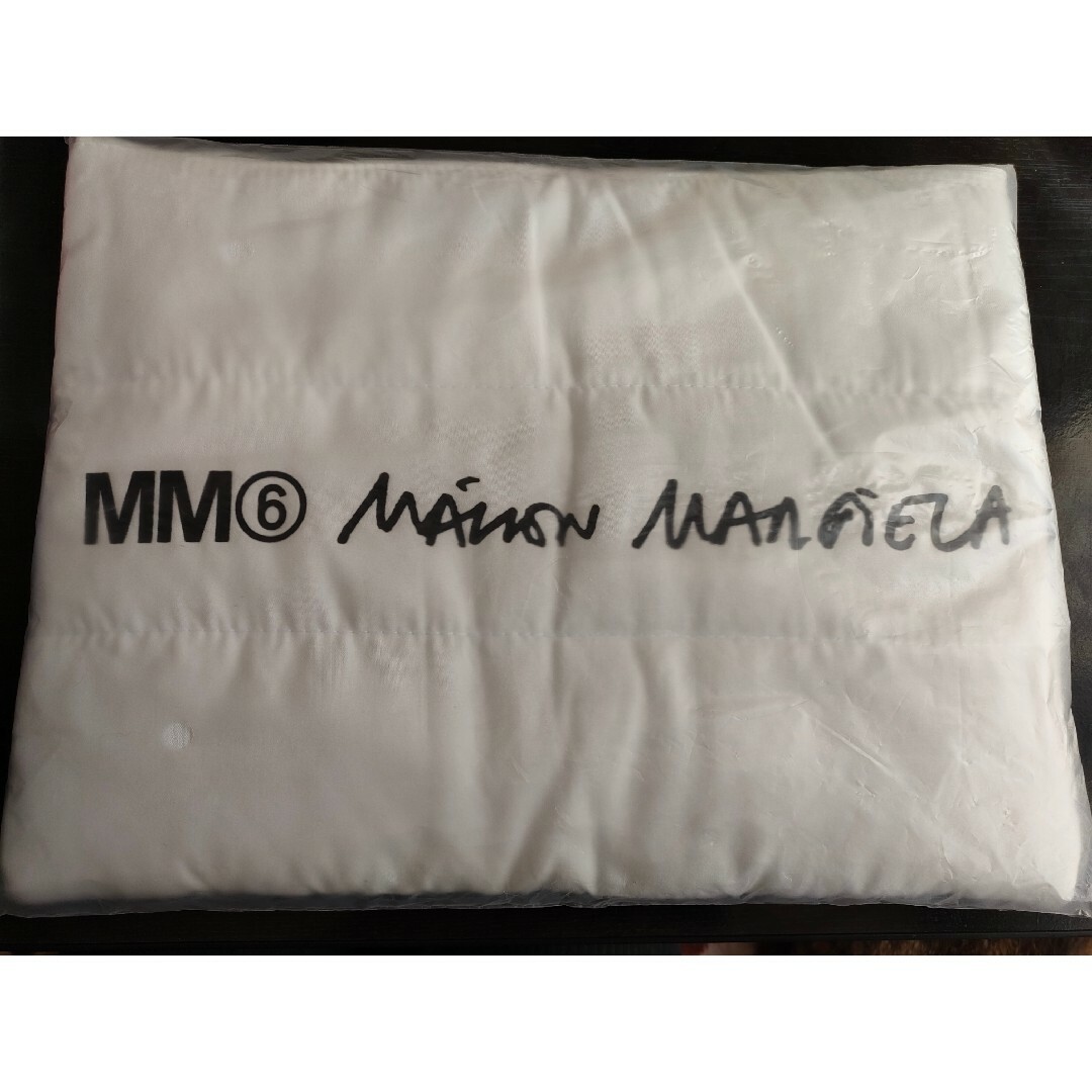 Maison Martin Margiela(マルタンマルジェラ)のMM6 パテッドポーチ メゾンマルジェラ 未使用 エンタメ/ホビーのコレクション(ノベルティグッズ)の商品写真