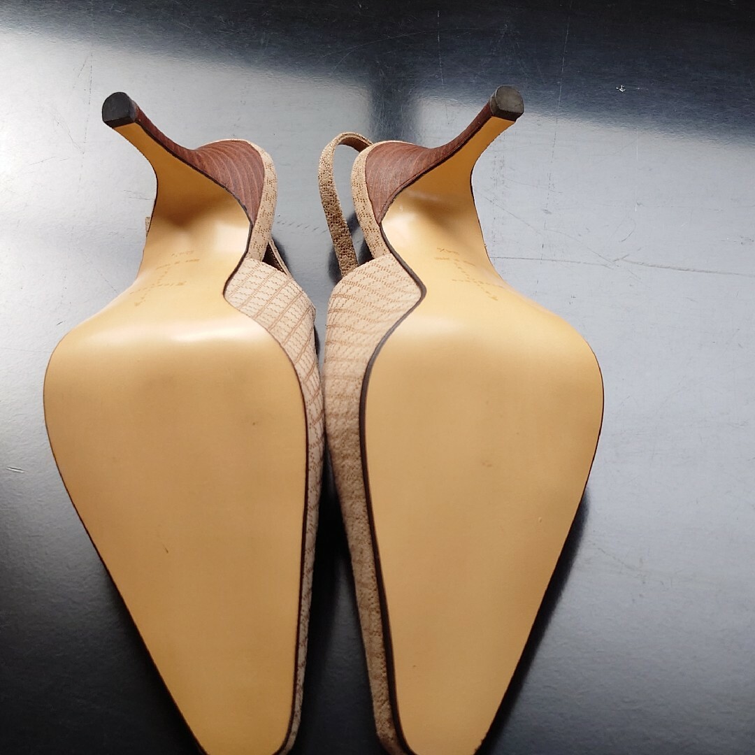 ブティックオーサキ　アキラオーサキ　バックストラップパンプス　24.5cm レディースの靴/シューズ(ハイヒール/パンプス)の商品写真