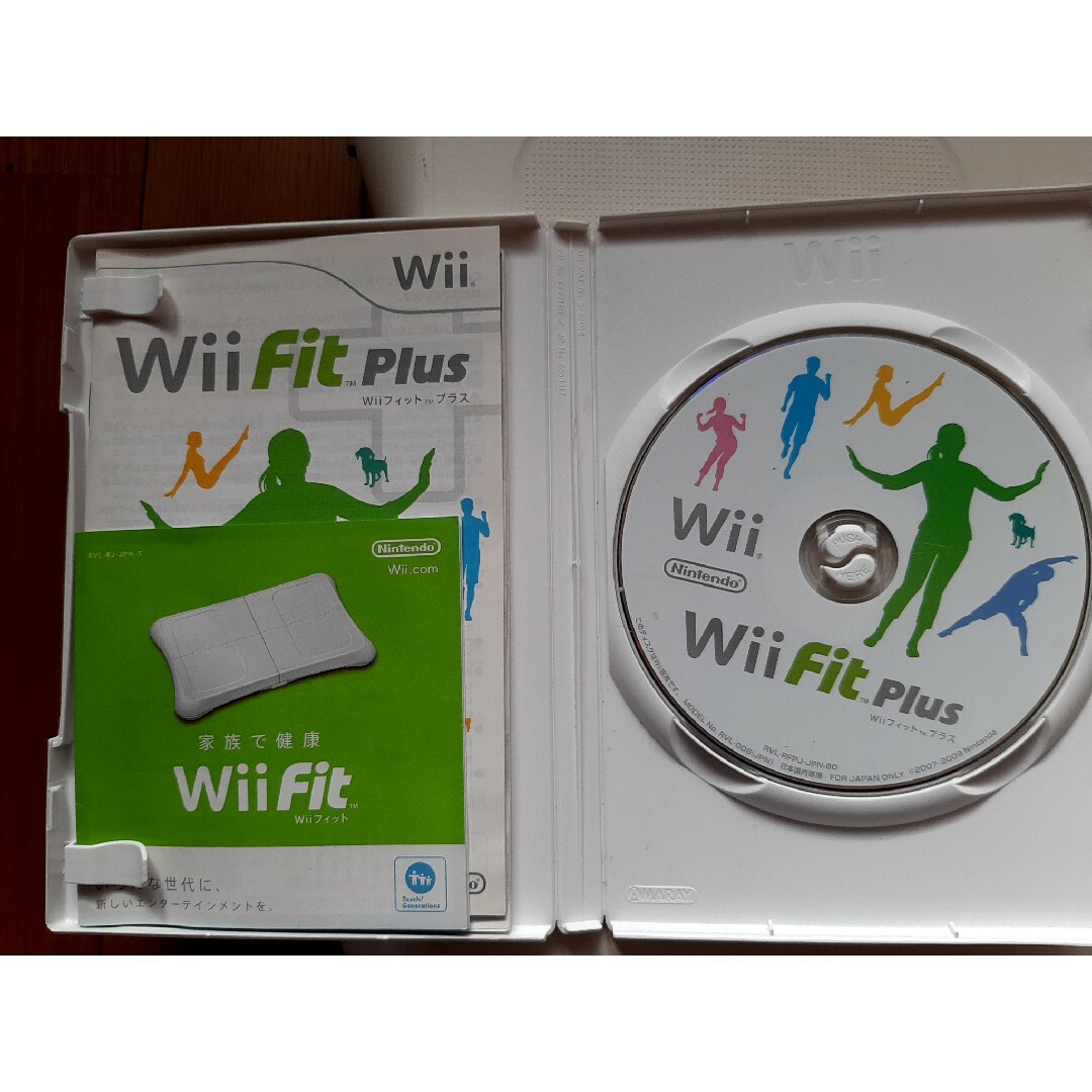 Wii(ウィー)のWiifit　ウィーフィット　ボード　ソフト３本セット エンタメ/ホビーのゲームソフト/ゲーム機本体(家庭用ゲーム機本体)の商品写真