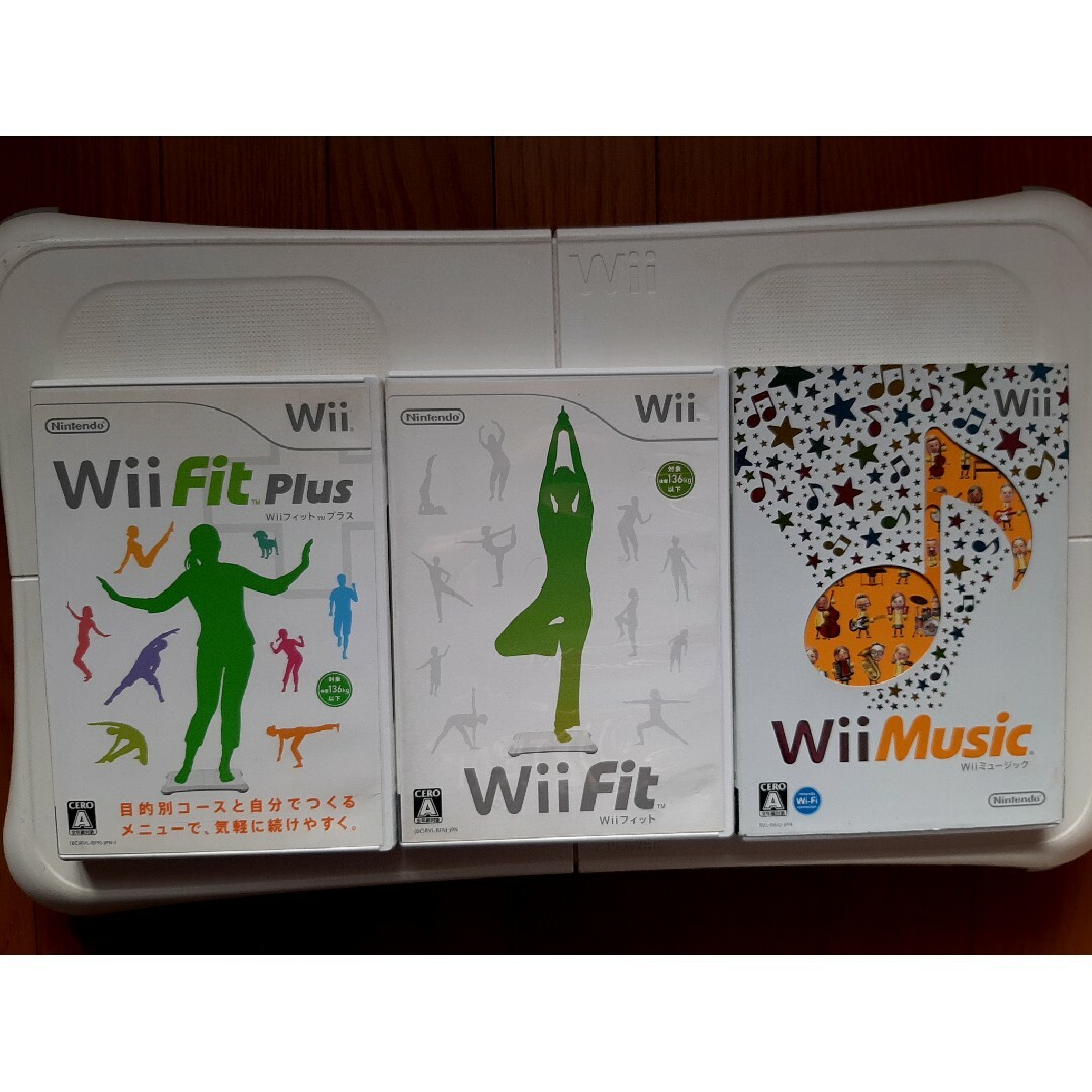 Wii(ウィー)のWiifit　ウィーフィット　ボード　ソフト３本セット エンタメ/ホビーのゲームソフト/ゲーム機本体(家庭用ゲーム機本体)の商品写真