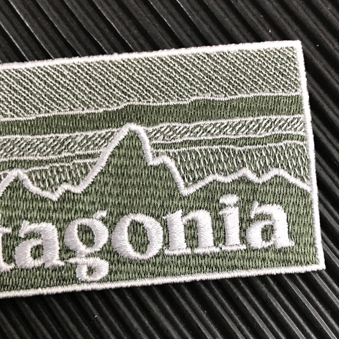 patagonia(パタゴニア)のPATAGONIA フィッツロイ カーキ モノクロ柄 アイロンワッペン -1J スポーツ/アウトドアのアウトドア(その他)の商品写真