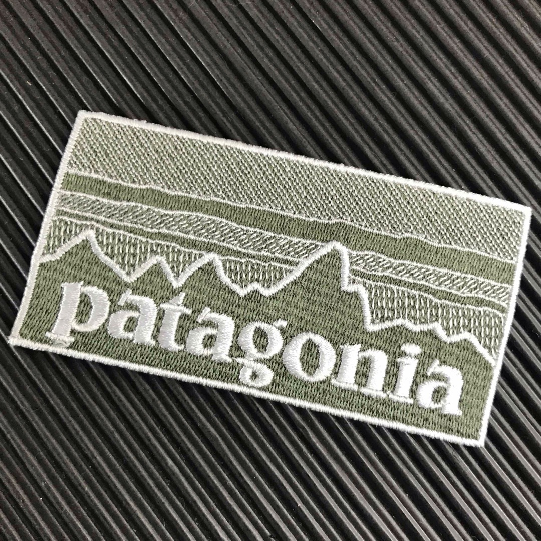 patagonia(パタゴニア)のPATAGONIA フィッツロイ カーキ モノクロ柄 アイロンワッペン -1J スポーツ/アウトドアのアウトドア(その他)の商品写真