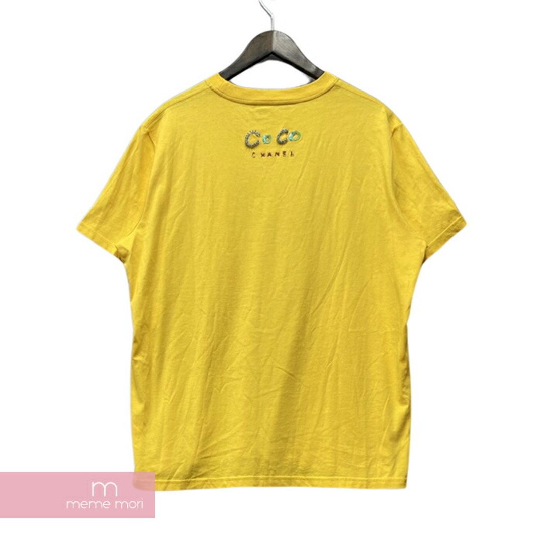 CHANEL(シャネル)のCHANEL×Pharrell Williams 2019SS Rhinestone Tee P61052K46833 シャネル×ファレル・ウィリアムス ラインストーンTシャツ 半袖カットソー ロゴプリント 装飾 イエロー サイズXL【231127】【中古-B】【me04】 メンズのトップス(Tシャツ/カットソー(半袖/袖なし))の商品写真