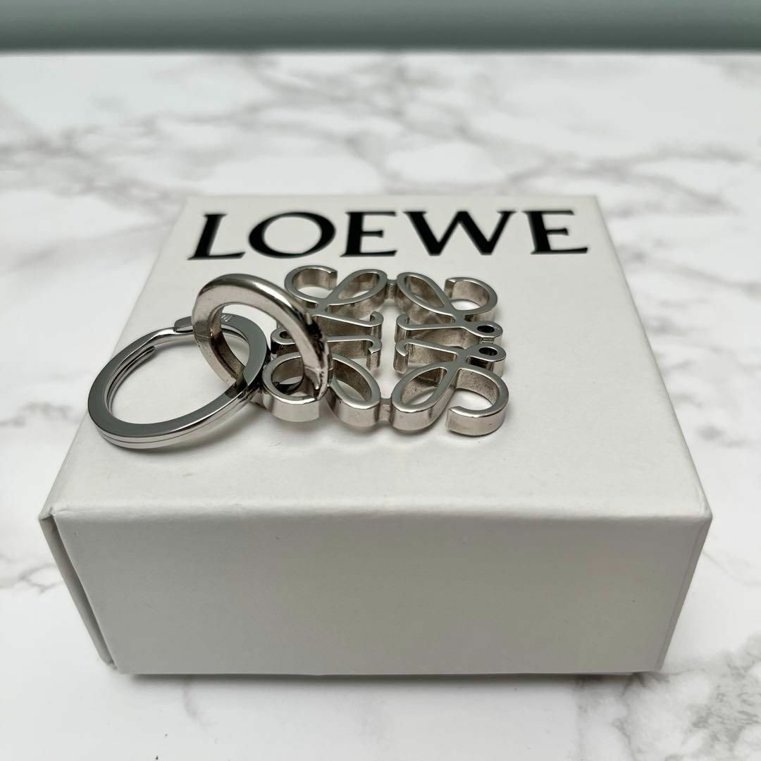 LOEWE(ロエベ)のロエベ LOEWE アナグラム キーリング シルバー チャーム 現行販売モデル レディースのアクセサリー(チャーム)の商品写真