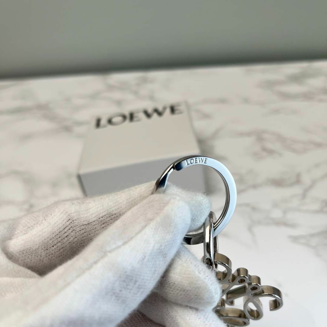 LOEWE(ロエベ)のロエベ LOEWE アナグラム キーリング シルバー チャーム 現行販売モデル レディースのアクセサリー(チャーム)の商品写真