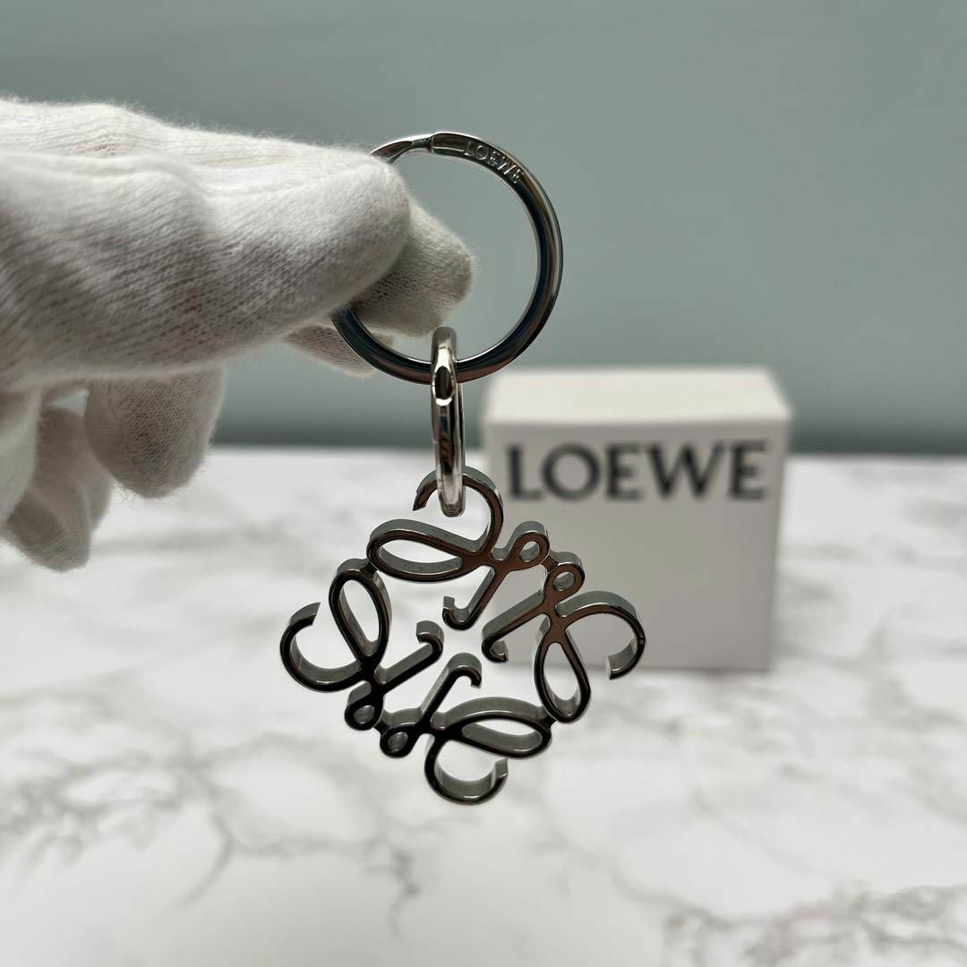 LOEWE(ロエベ)のロエベ LOEWE アナグラム キーリング シルバー チャーム 現行販売モデル レディースのアクセサリー(チャーム)の商品写真