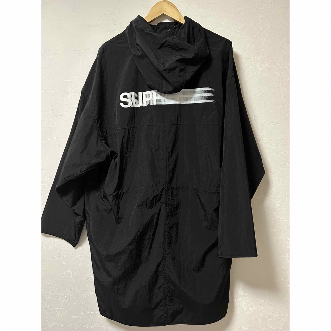 Supreme(シュプリーム)の正規品Supreme モーションロゴ コート メンズのジャケット/アウター(ナイロンジャケット)の商品写真