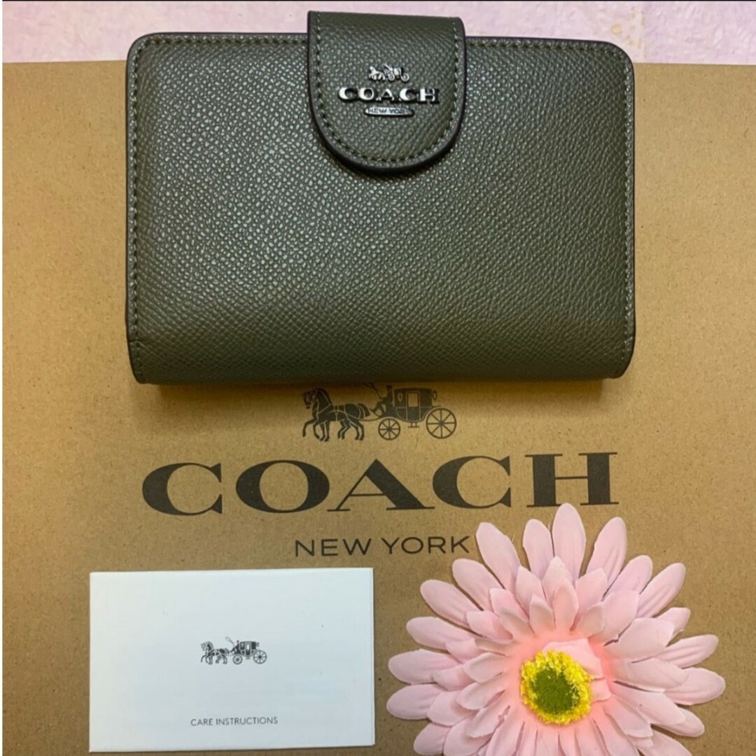 レディース新品　COACH　二つ折り財布　小銭入れ有　ブラック　ワンポイント