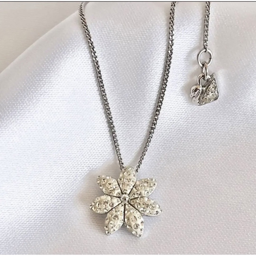 SWAROVSKI(スワロフスキー)の未使用品✨SWAROVSKI Liddy ネックレス 花 ポインティアージュ レディースのアクセサリー(ネックレス)の商品写真