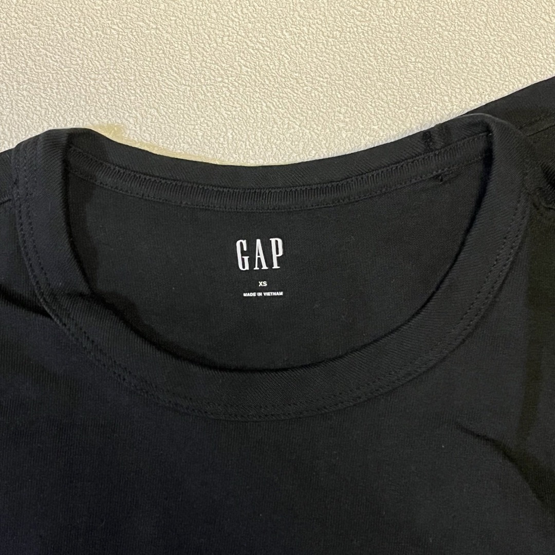 GAP(ギャップ)のGAPメンズXSサイズ Tシャツ タグ付き　新品未使用　黒色2枚セット メンズのトップス(Tシャツ/カットソー(半袖/袖なし))の商品写真