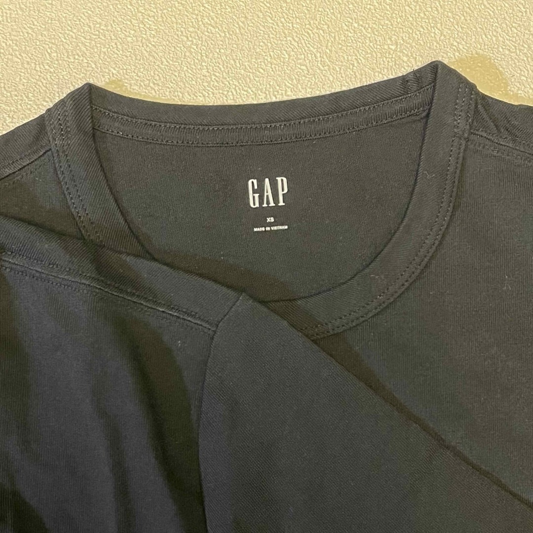 GAP(ギャップ)のGAPメンズXSサイズ Tシャツ タグ付き　新品未使用　黒色2枚セット メンズのトップス(Tシャツ/カットソー(半袖/袖なし))の商品写真