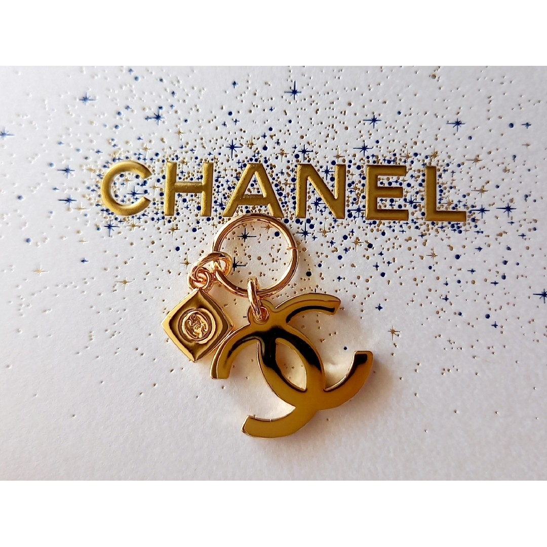 CHANEL(シャネル)のシャネル　2023年　ホリデー限定　チャーム　CHANEL　CCロゴ レディースのアクセサリー(チャーム)の商品写真