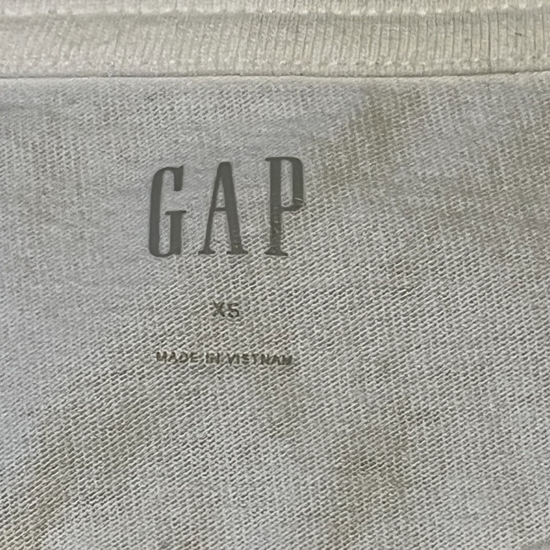 GAP(ギャップ)のGAPメンズXSサイズ Tシャツ タグ付き　新品未使用　白と黒の色2枚セット メンズのトップス(Tシャツ/カットソー(半袖/袖なし))の商品写真