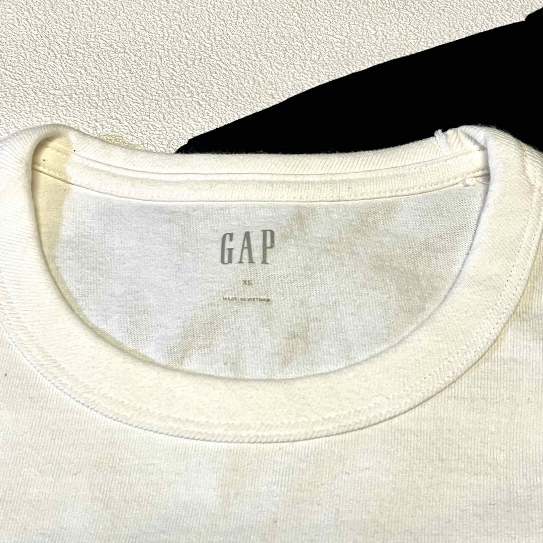 GAP(ギャップ)のGAPメンズXSサイズ Tシャツ タグ付き　新品未使用　白と黒の色2枚セット メンズのトップス(Tシャツ/カットソー(半袖/袖なし))の商品写真