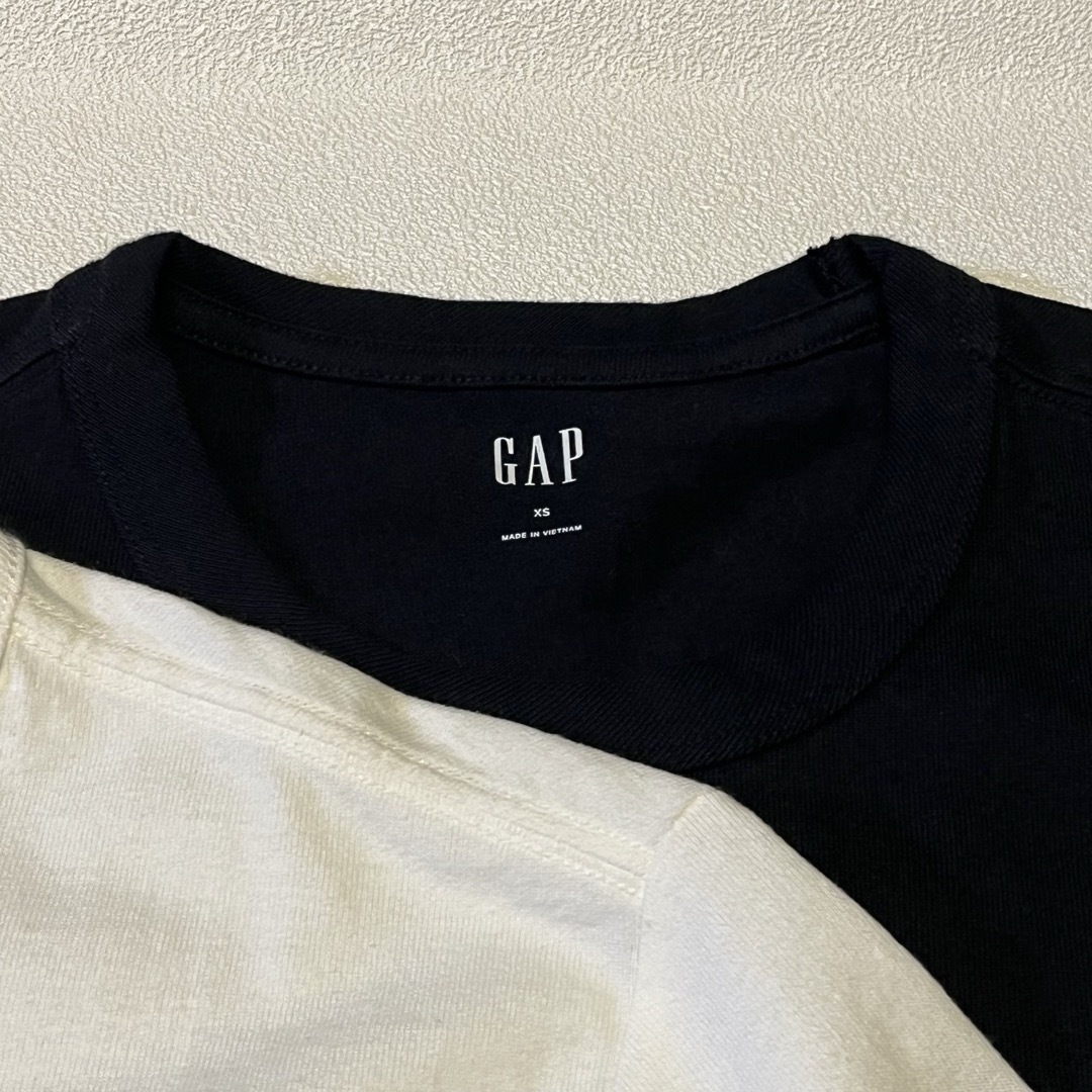 GAP(ギャップ)のGAPメンズXSサイズ Tシャツ タグ付き　新品未使用　白と黒の色2枚セット メンズのトップス(Tシャツ/カットソー(半袖/袖なし))の商品写真