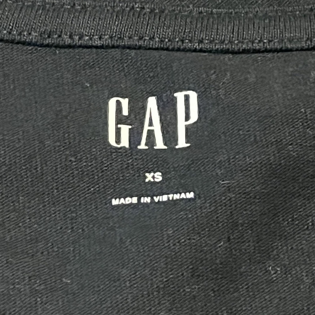 GAP(ギャップ)のGAPメンズXSサイズ Tシャツ タグ付き　新品未使用　白と黒の色2枚セット メンズのトップス(Tシャツ/カットソー(半袖/袖なし))の商品写真