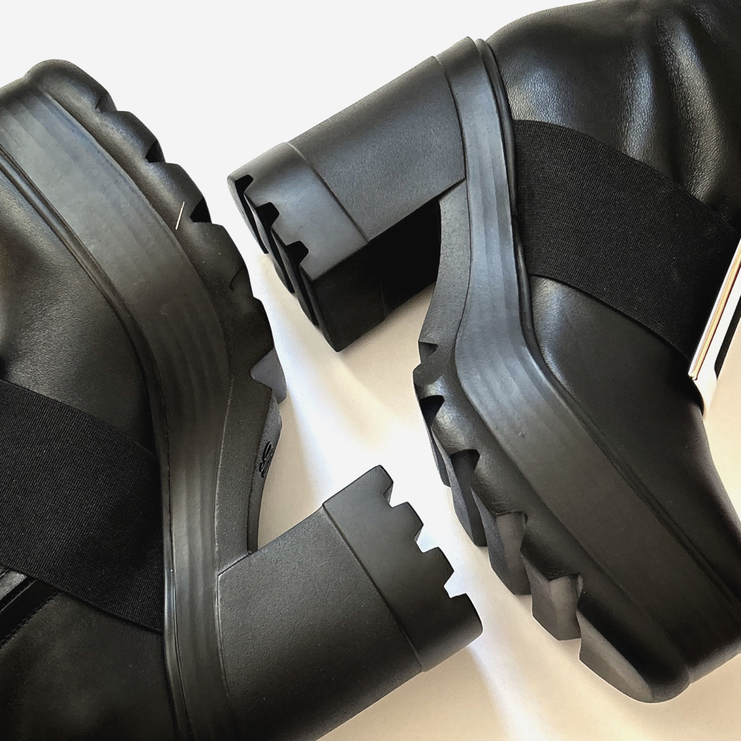ROGER VIVIER(ロジェヴィヴィエ)の新品/36 ロジェ ヴィヴィエ サイドジップブーツ ブラック 黒 ブーツ レディースの靴/シューズ(ブーツ)の商品写真