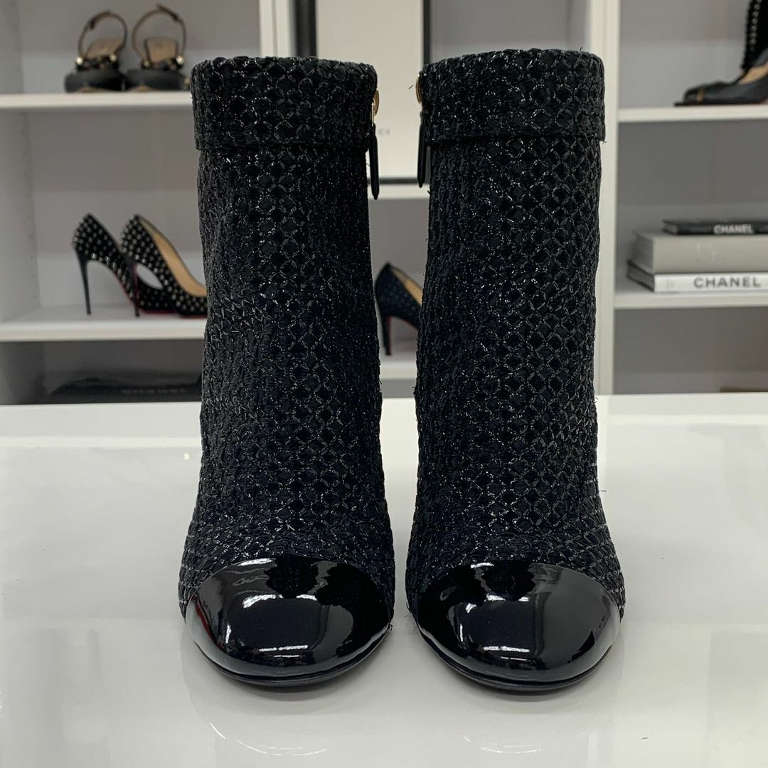 CHANEL(シャネル)の8337 シャネル ファブリック パテント ココマーク パール ショートブーツ  レディースの靴/シューズ(ブーツ)の商品写真