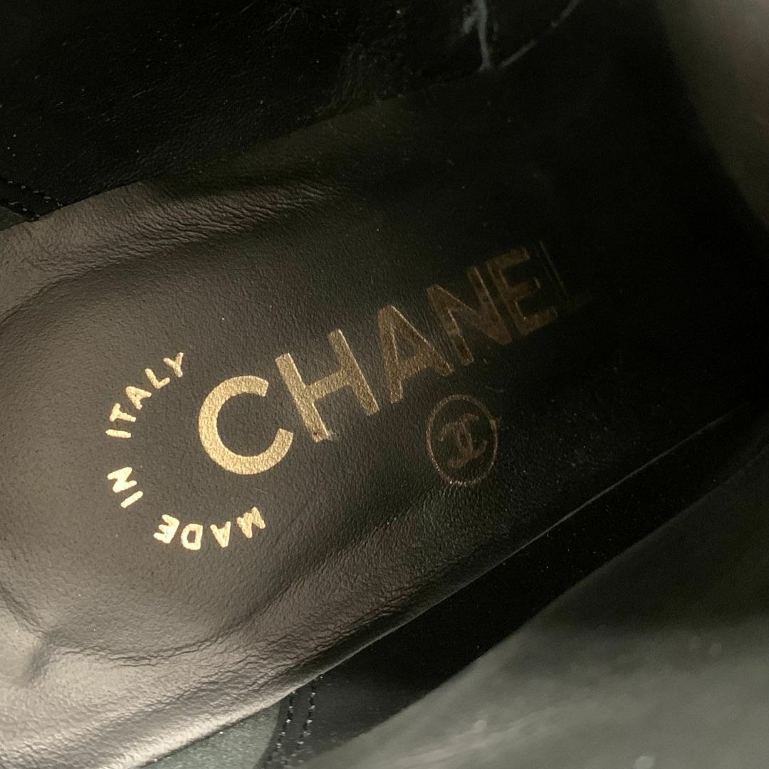 CHANEL(シャネル)の8337 シャネル ファブリック パテント ココマーク パール ショートブーツ  レディースの靴/シューズ(ブーツ)の商品写真