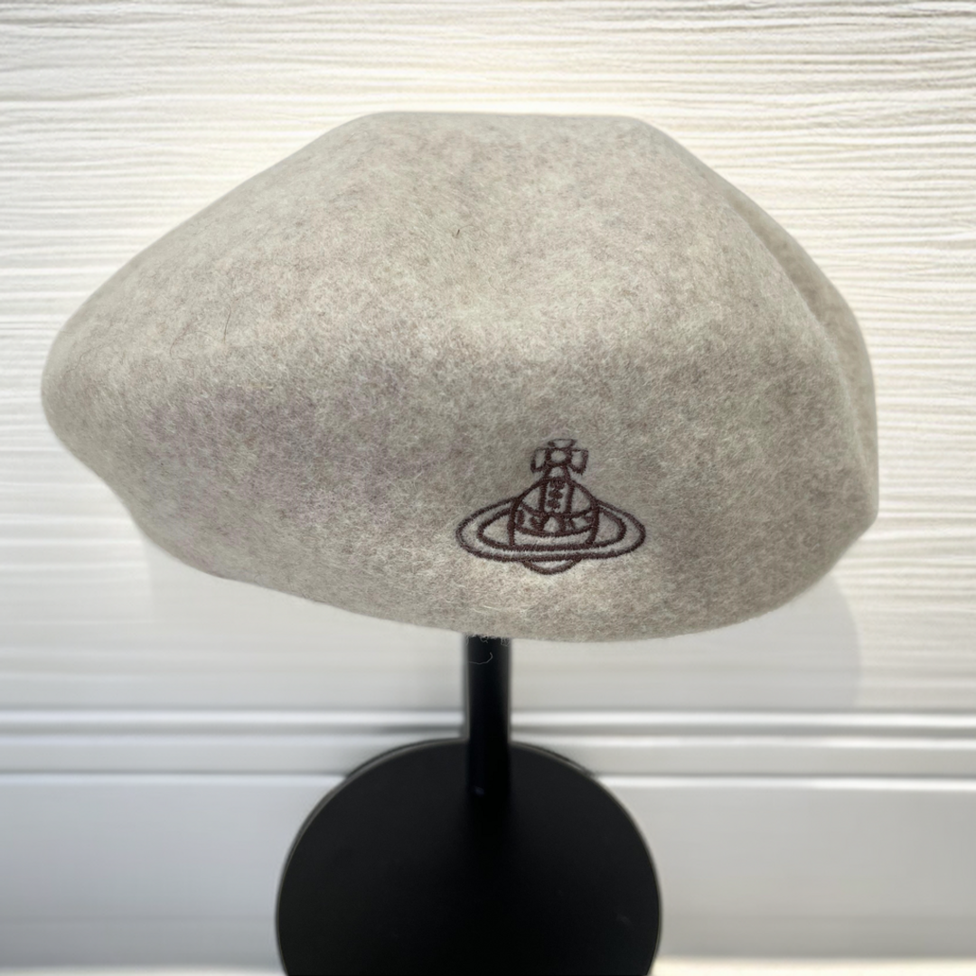 Vivienne Westwood(ヴィヴィアンウエストウッド)のViviennewestwoodベレー帽ヴィヴィアンウエストウッドベージュ レディースの帽子(ハンチング/ベレー帽)の商品写真