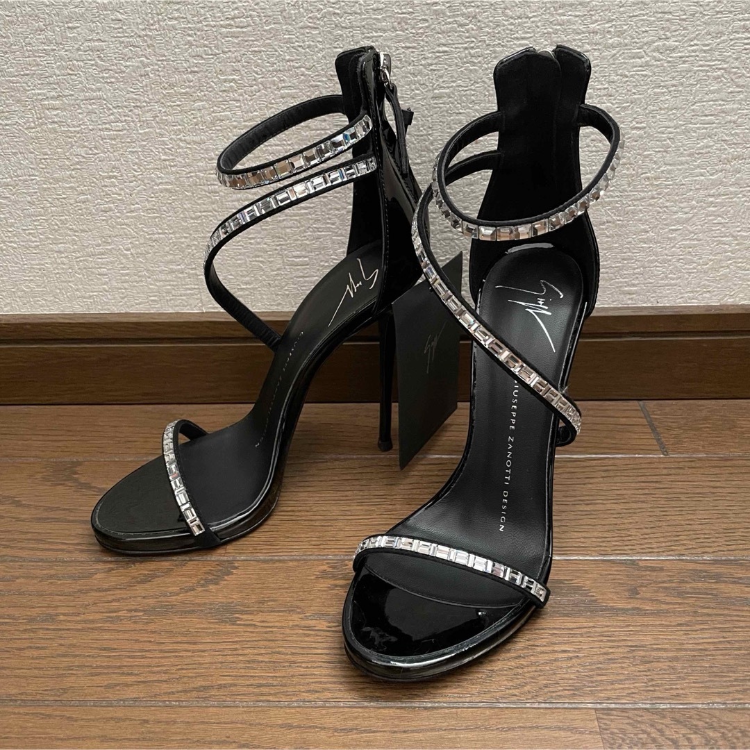 Giuseppe Zanotti Design(ジュゼッペザノッティデザイン)の【Guseppezanotti】ジュゼッペザノッティ ストーン付きサンダル レディースの靴/シューズ(サンダル)の商品写真