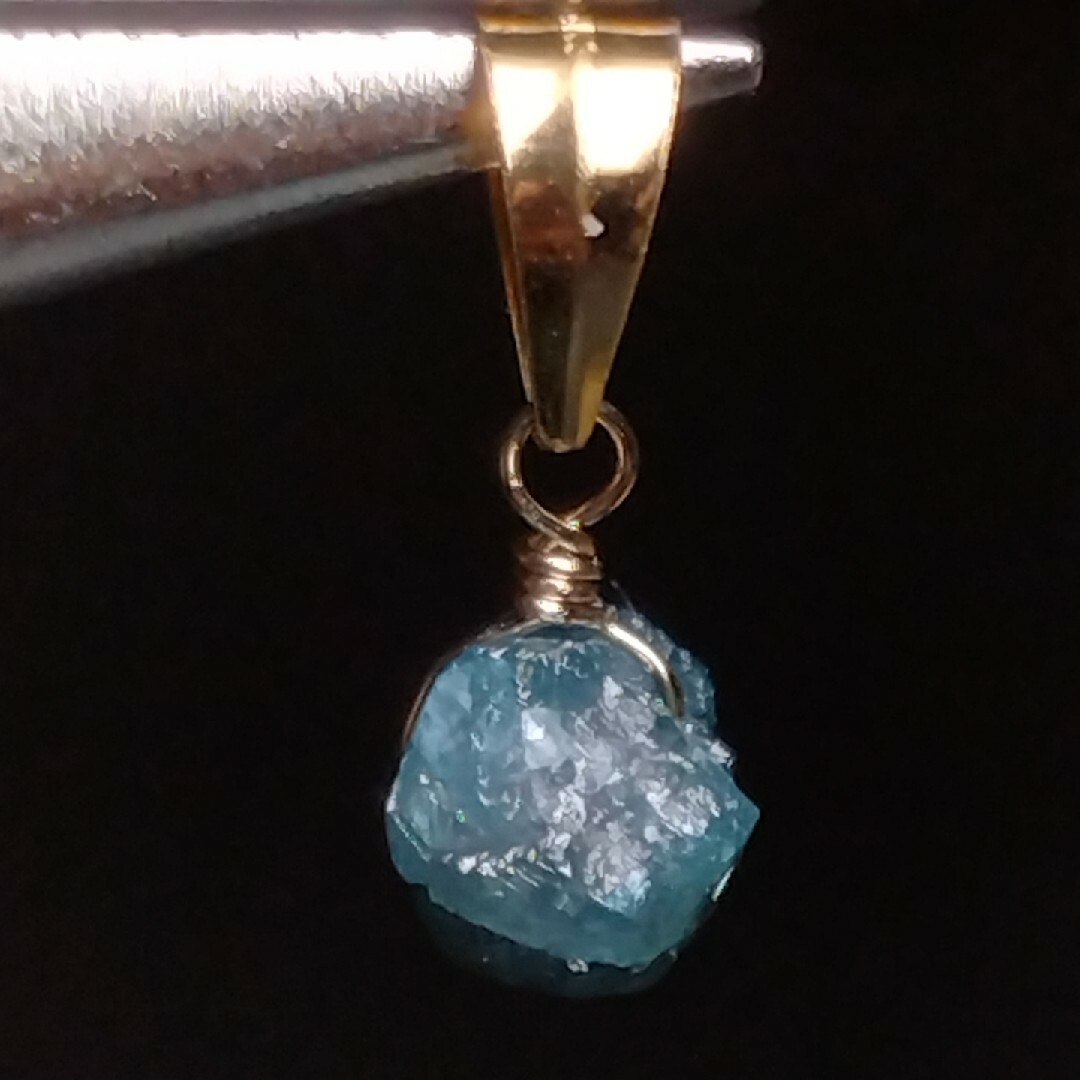 ついんすたあ様　ブルーダイヤモンド原石　ネックレストップ ハンドメイドのアクセサリー(ネックレス)の商品写真