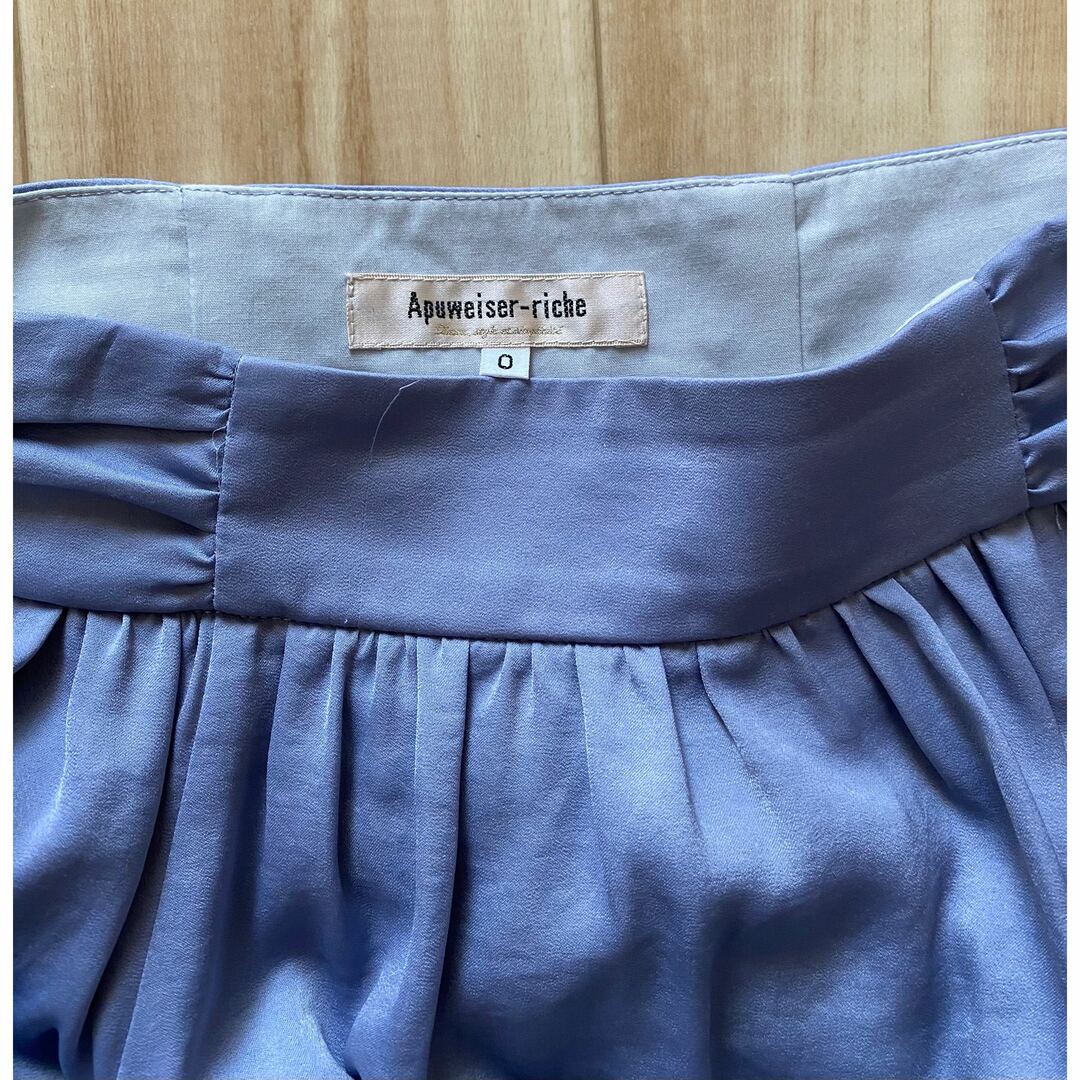 Apuweiser-riche(アプワイザーリッシェ)のアプワイザーリッシェ ミモレデザインサテンフレアスカート　スカート レディースのスカート(ひざ丈スカート)の商品写真