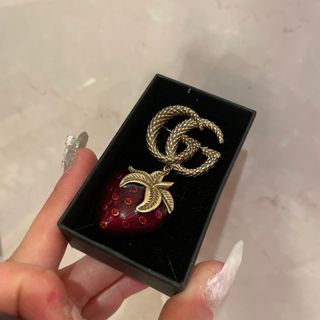 グッチ(Gucci)のGUCCI イチゴブローチ(ブローチ/コサージュ)