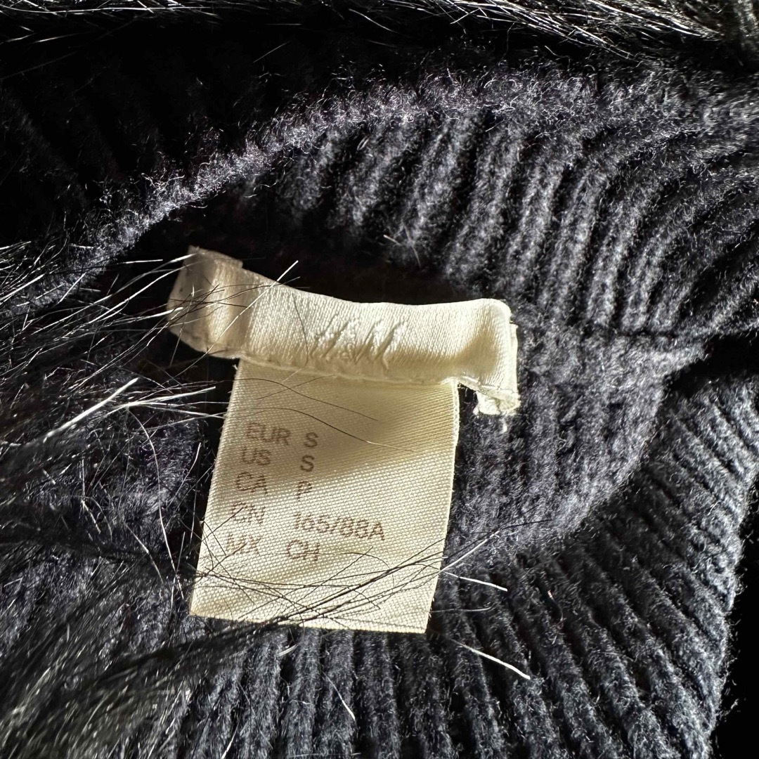 H&M(エイチアンドエム)のH&M 袖がケモノファーのケーブルニットセーター　紺　S 未着用品 レディースのトップス(ニット/セーター)の商品写真
