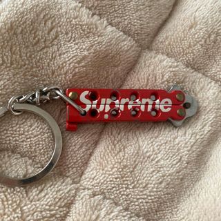 シュプリーム(Supreme)のSUPREME BUTTERFLY KNIFE KEYCHAIN RED(キーホルダー)