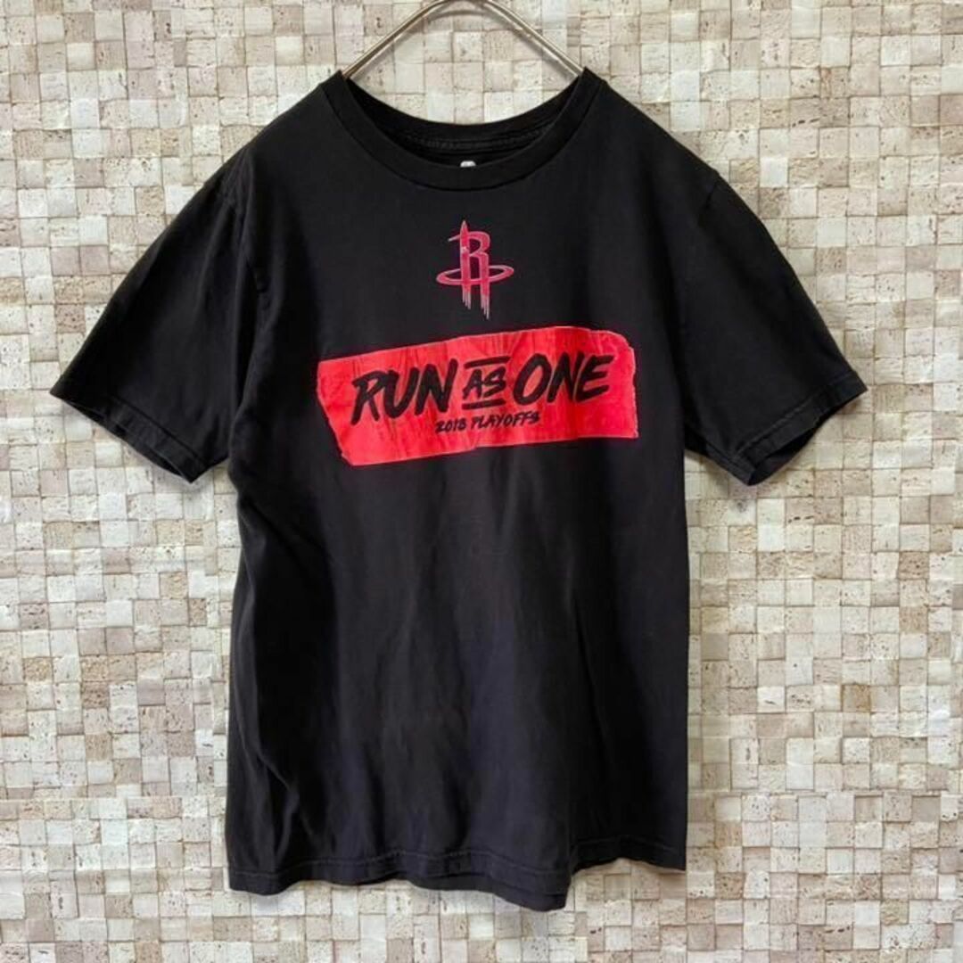 アメリカ古着 NBA ヒューストンロケッツ プリントtシャツ ランアズワン 黒 メンズのトップス(Tシャツ/カットソー(半袖/袖なし))の商品写真