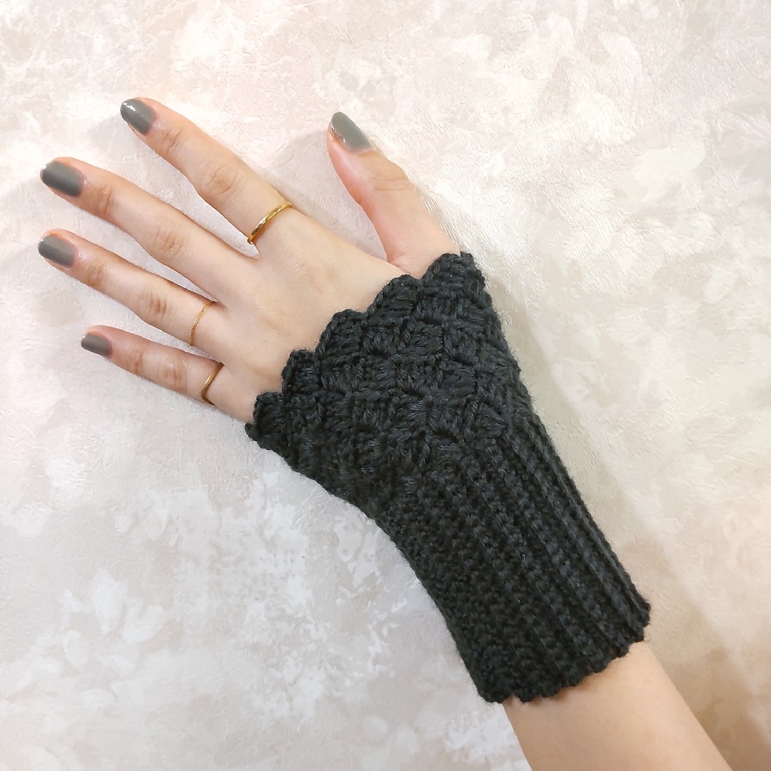 手編み　スタイリッシュなリストウォーマー　ポリエステル ハンドメイドのファッション小物(手袋)の商品写真