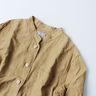 マーガレットハウエル(MARGARET HOWELL)の2023SS マーガレットハウエル MARGARET HOWELL SHIRTING LINEN カラーレスシャツ 1/キャメル トップス【2400013637145】(シャツ/ブラウス(長袖/七分))