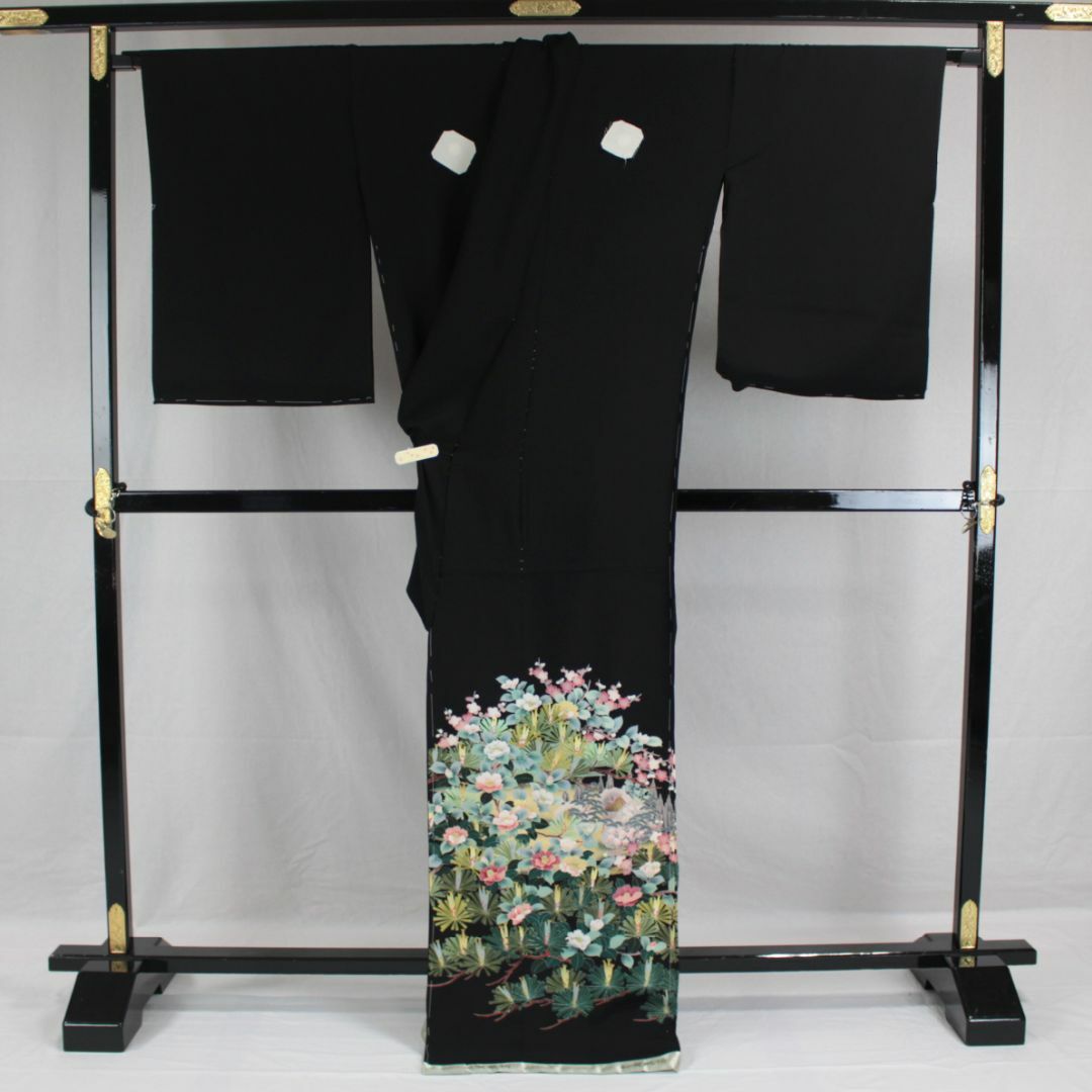 AC8508　誂仕立付黒留袖　加賀調　作家物　松と草花 レディースの水着/浴衣(着物)の商品写真