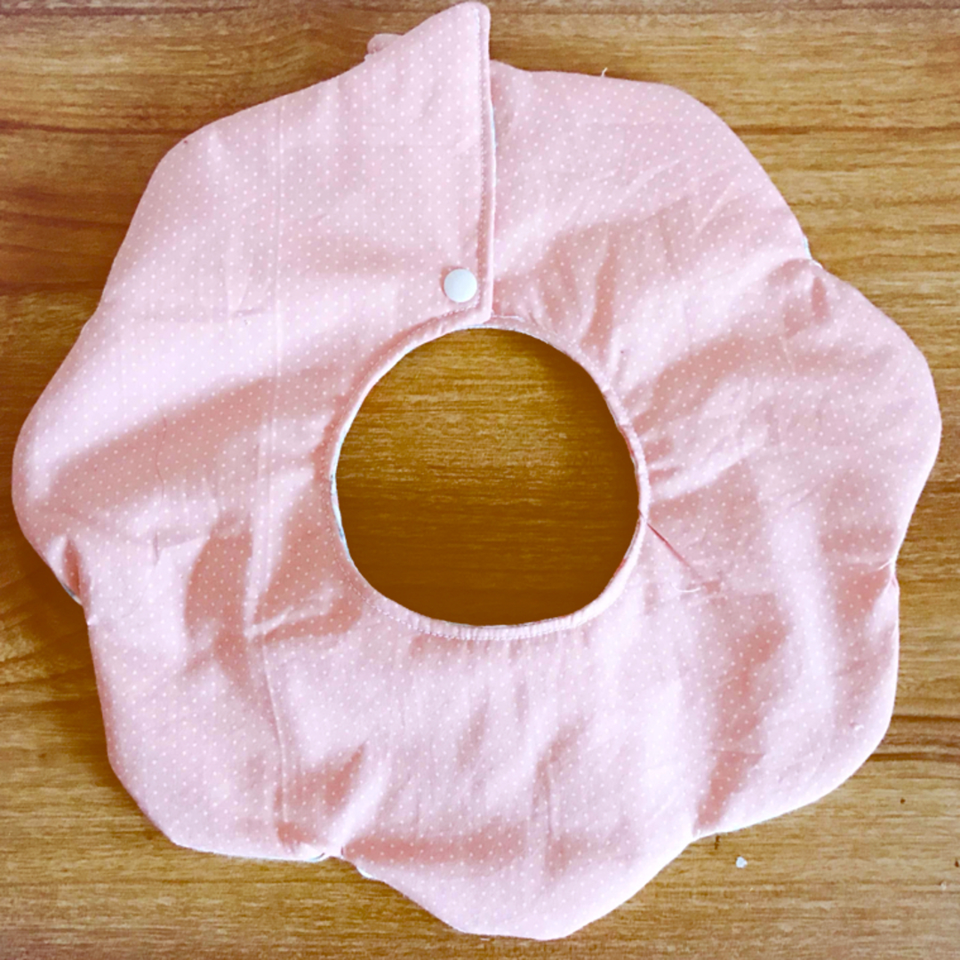 ハンドメイド 衿型スタイ ピンク ハンドメイドのキッズ/ベビー(スタイ/よだれかけ)の商品写真