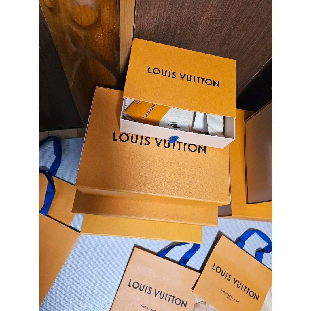 LOUIS VUITTON(ルイヴィトン)のLV 空箱と紙袋　セット売り レディースのバッグ(ショップ袋)の商品写真