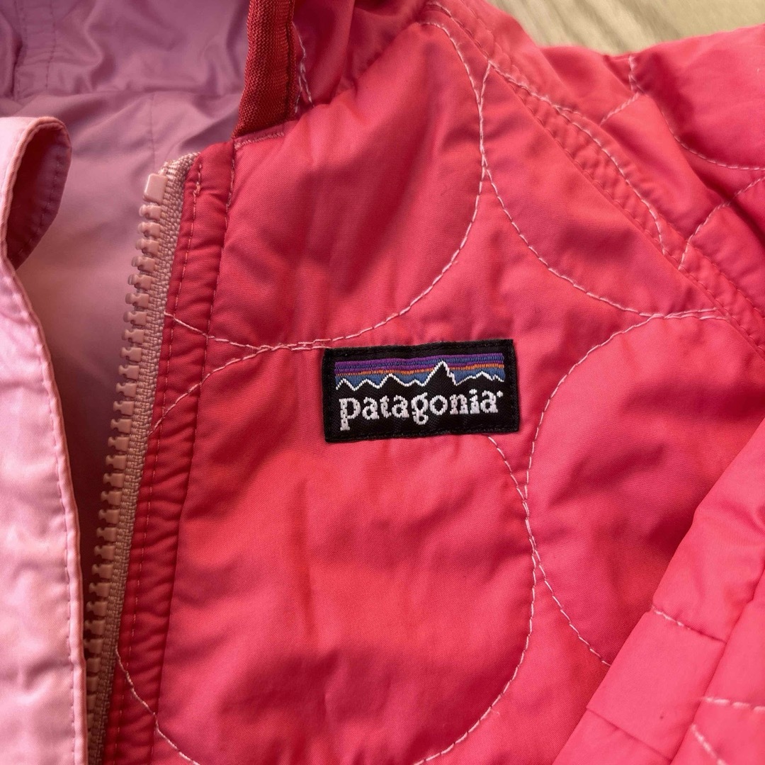 patagonia(パタゴニア)の【美品】パタゴニア　ダウンロンパース ピンク リバーシブル　ベビー キッズ/ベビー/マタニティのベビー服(~85cm)(ジャケット/コート)の商品写真