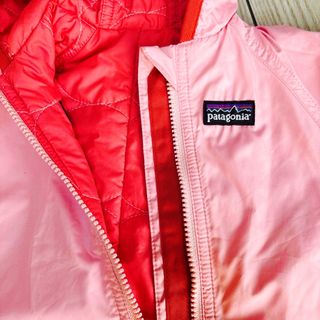 パタゴニア(patagonia)の【美品】パタゴニア　ダウンロンパース ピンク リバーシブル　ベビー(ジャケット/コート)