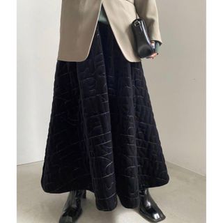 アメリヴィンテージ(Ameri VINTAGE)のUND MOTIF VELOUR QUILTING FLARE SKIRT(ロングスカート)