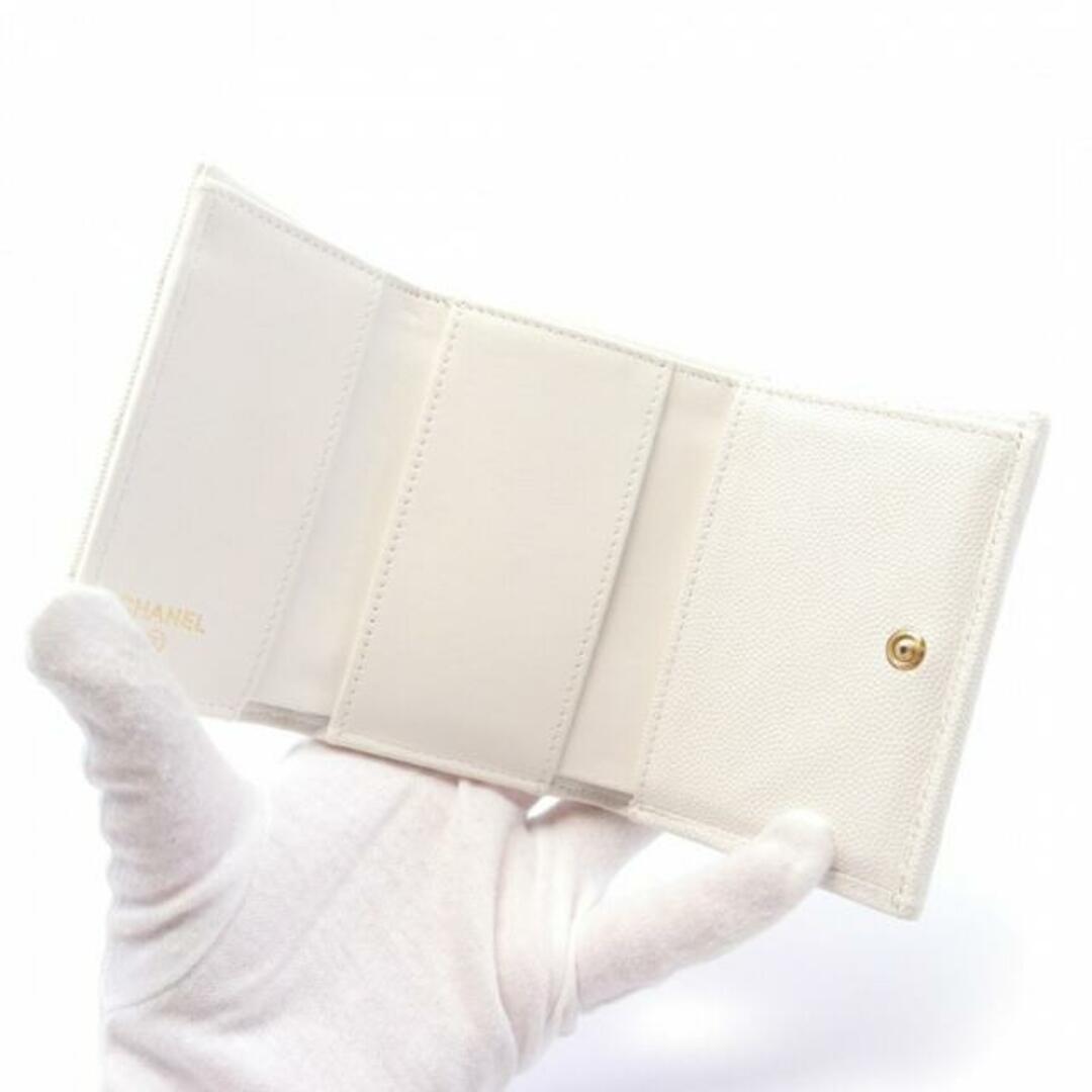 CHANEL(シャネル)のスモール フラップ ウォレット 三つ折り財布 ハート スペード キャビアスキン ホワイト ゴールド金具 レディースのファッション小物(財布)の商品写真