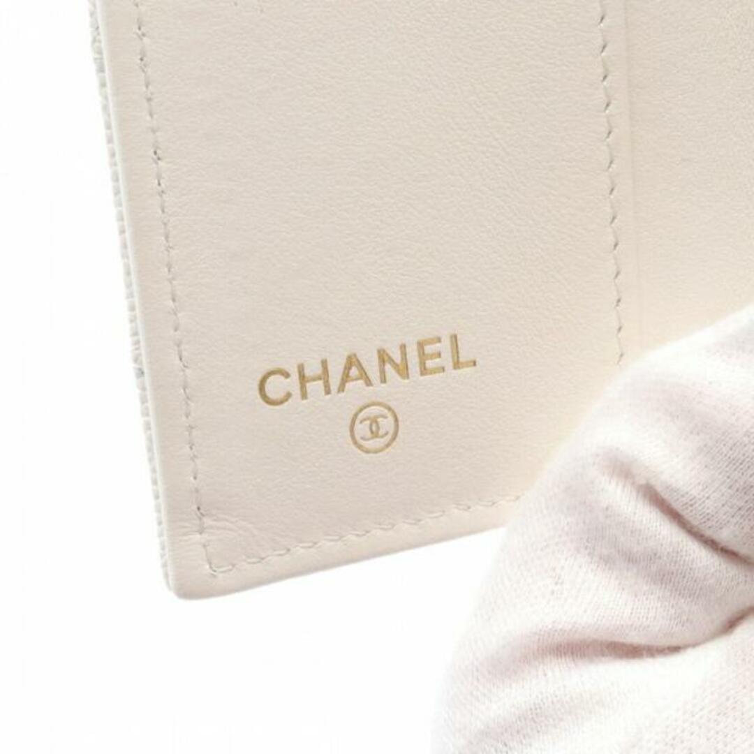 CHANEL(シャネル)のスモール フラップ ウォレット 三つ折り財布 ハート スペード キャビアスキン ホワイト ゴールド金具 レディースのファッション小物(財布)の商品写真