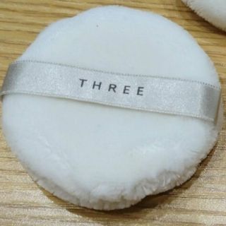 スリー(THREE)のTHREE パフ(パフ・スポンジ)