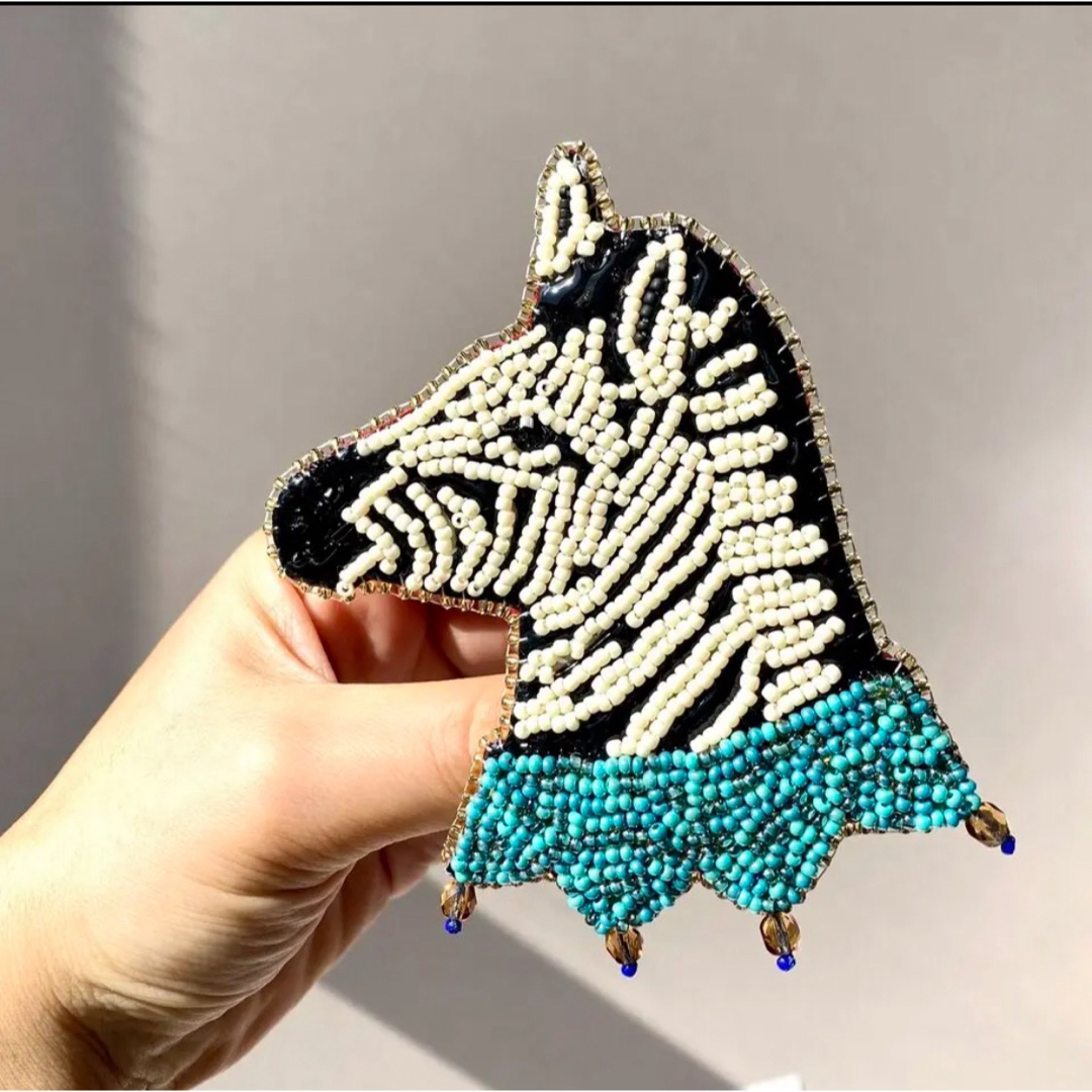シマウマのつけ襟ブローチ　ハンドメイド　ラッピング無料　ビーズ刺繍 ハンドメイドのアクセサリー(コサージュ/ブローチ)の商品写真