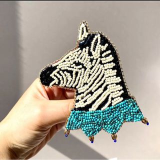 シマウマのつけ襟ブローチ　ハンドメイド　ラッピング無料　ビーズ刺繍(コサージュ/ブローチ)